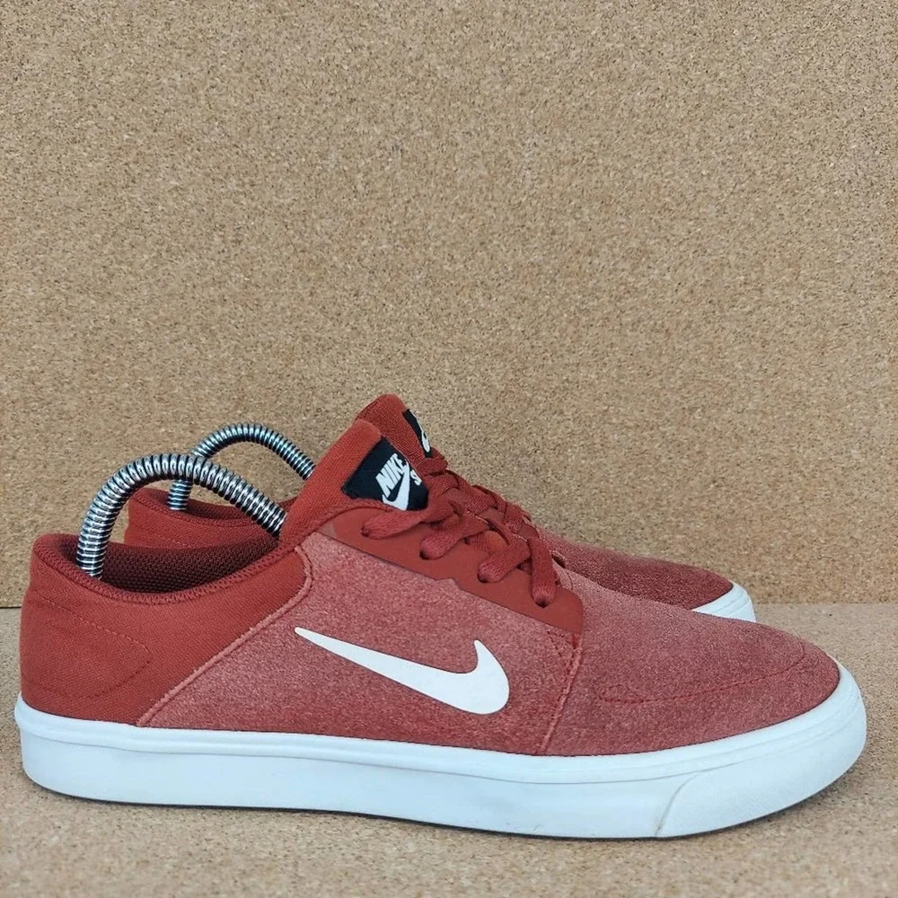 Nike Womens 725108-602 Sneaker Shoes Size  8.5 7Y